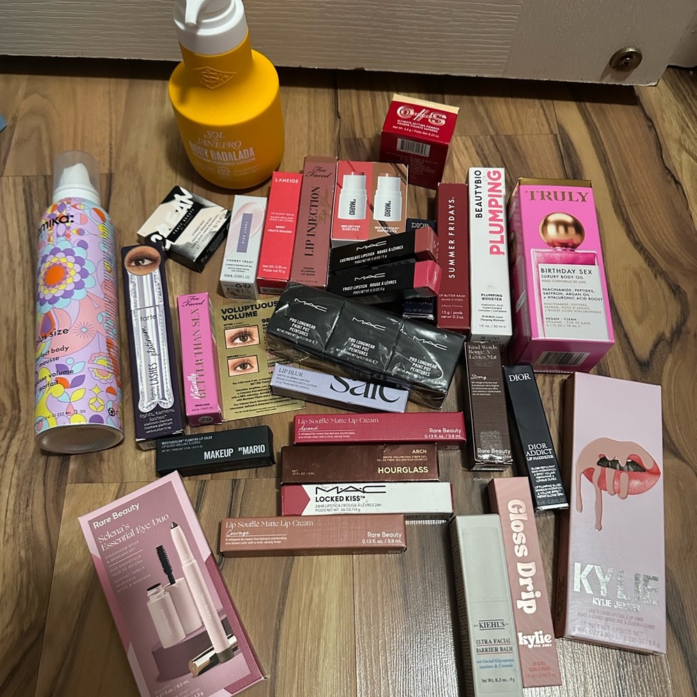 Makeup Bundle! You get everything in the picture
